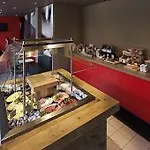 Ibis Hauptbahnhof Hotel 3*