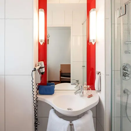 Ibis Hauptbahnhof Hotel 3*