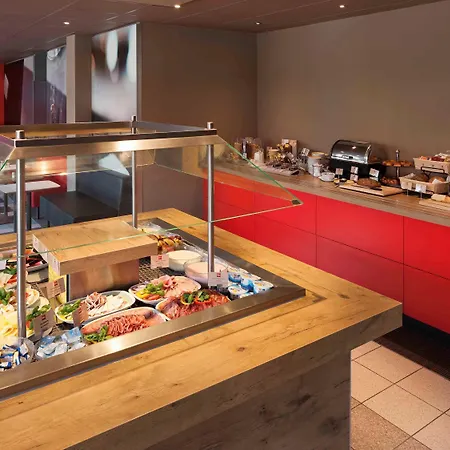 Ibis Hauptbahnhof Hotel 3*