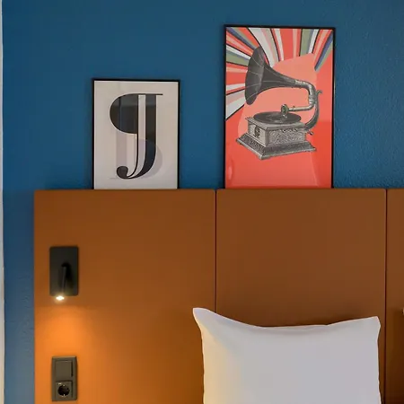 Ibis Hauptbahnhof Hotel 3*