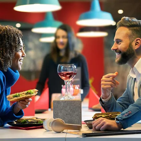 Ibis Hauptbahnhof Hotel 3*