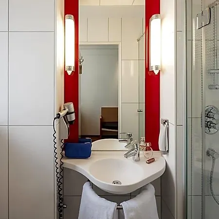 Ibis Hauptbahnhof Hotel 3*